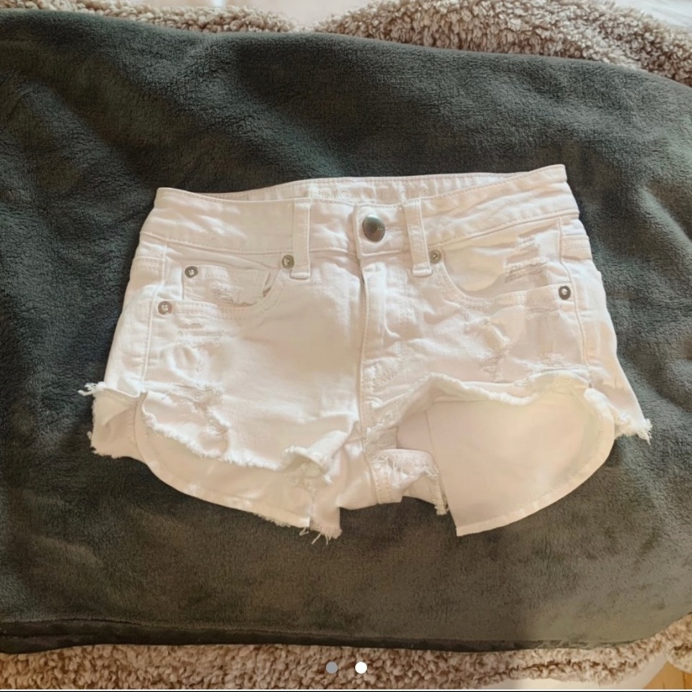 AMERICAN EAGLE WHITE DENIM SHORTS
